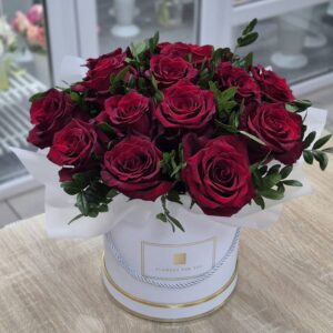 Цветы в коробке "Я ТЕБЯ ЛЮБЛЮ"