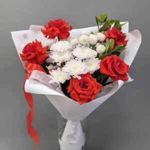Букет из роз и хризантем