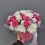 Букет цветов в розовой коробке «Нежный рассвет» из белых хризантем и пионовидных роз — фото галереи