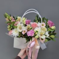 Цветы в крафтовой сумке (сборный микс, розовый + белый)